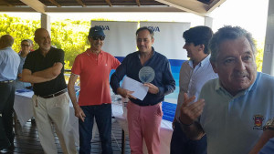 Un momento de la entrega de premios tras el torneo de golf celebrado en Nuevo Portil.