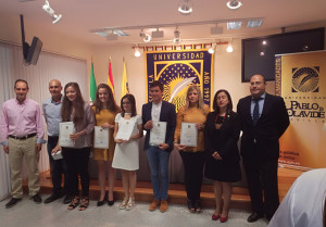 día 11 de octubre, tras la entrega del Primer Premio en la Sala de Prensa del Rectorado de la UPO, junto a la Decana de la Facultad de Humanidades, Dª Rosario Moreno Soldevila y D.   Francisco  Ollero, el Secretario del Jurado del III Premio Humanitas ( a la derecha de la foto). En la izquierda: D. Juan Jesús Sánchez Belchiz (Director del IES La Palma) y D. Juan Diego García Félix (Jefe de Estudios Adjunto de nuestro centro).