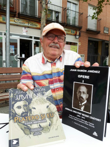 Gheorghe Vintan con sus dos últimos libros de Juan Ramón traducidos al rumano.