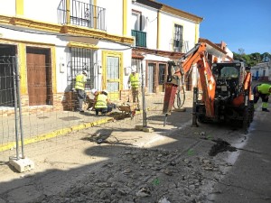 Obras de en la calle Bonares de Lucena gracias al PFEA. 