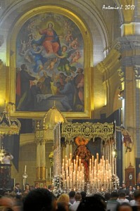 La Virgen, en el interior de la iglesia a su recogida. / Foto: Antonio J. Pérez.