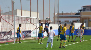 La Palma recibe este domingo al Atlético Algabeño, un rival muy peligroso fuera de casa. / Foto: David Limón.