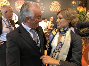 Fernando Sánchez, secretario gerente de la Comunidad de Regantes, junto a la ministra de Agricultura y Pesca, Alimentación y Medio Ambiente, Isabel García Tejerina.