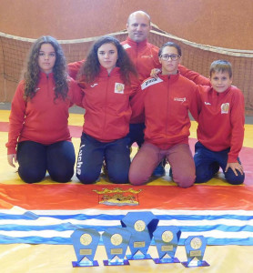 Los deportistas del Club de Lucha El Campeón, con sus trofeos y medallas. / Foto: @luchaelcampeon.