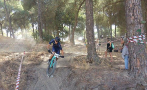 Antonio David Villegas, ganador en la categoría Élite en Moguer. / Foto: Federación Andaluza de Ciclismo.