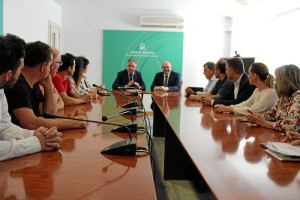 Un momento del encuentro en el que han informado a representantes municipales. 