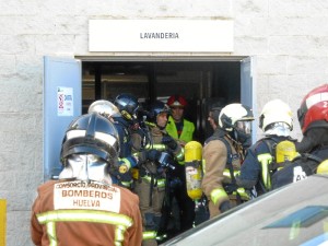 Un momento del simulacro realizado en el Hospital Juan Ramón Jiménez.