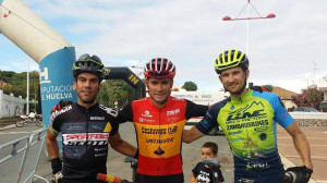 Podio masculino de la prueba ciclista, penúltima cita del Circuito Diputación. / Foto: Federación Andaluza de Ciclismo.