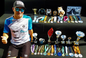 Rubén Gutiérrez, con todos los trofeos y medallas logrados esta temporada.