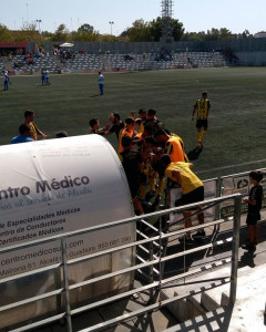 Los jugadores del San Roque celebran el segundo gol. / Foto: @Aurinegros.