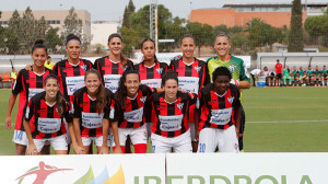 Formación inicial del equipo onubense en las instalaciones de Paterna. / Foto: www.lfp.es.