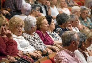 n total de 450 mayores procedentes de distintas entidades y asociaciones de la ciudad se dieron en el Palacio de Congresos de la Casa Colón.