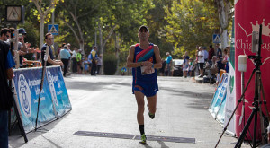 Adrián Andivia, en el momento de cruzar la meta como ganador.