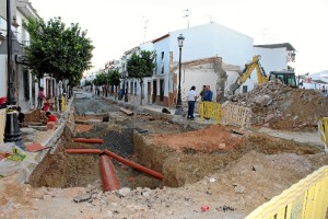 Representantes municipales visitando las obras. 