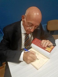 El autor, firmando libros.