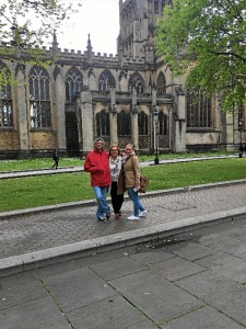 Marina, con sus padres, visitando Bristol.