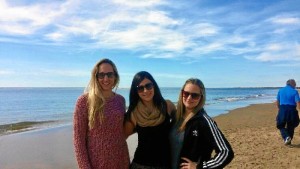 Cuando vuelve a Huelva, suele visitar El Portil, playa en la que disfruta de sus veranos. En la imagen, junto a dos de sus mejores amigas.