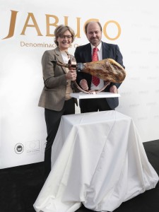 La ministra de Agricultura, García Tejerina, junto a Guillermo García-Palacios Álvarez, presidente de la DOP Jabugo.