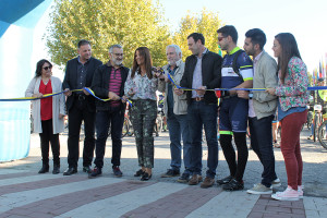 Corte de cinta inaugural, por parte de la alcaldesa de Chucena.