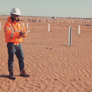 Ángel Osuna Alba trabaja en la construcción de un parque fotovoltaico.