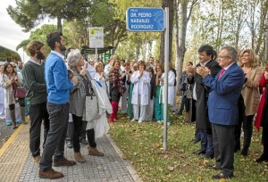 Un momento de la rotulación de la calle en homenaje al doctor Pedro Naranjo Rodríguez.