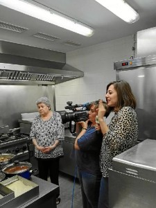 La cocina del bar se encuentra totalmente abierta. / En la imagen, un momento del programa 'Andalucía Directo' de Canal Sur, que visitó hace unos días el restaurante onubense.