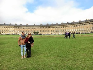 La enfermera onubense, junto a su amigo Raúl, visitando la ciudad de Bath.