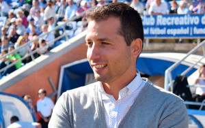 Ángel López, entrenador del Recreativo de Huelva, muy contento tras el triunfo de su equipo. / Foto: Pablo Sayago.