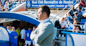 Ángel López, ya ex-entrenador del Recreativo de Huelva. / Foto: Pablo Sayago.