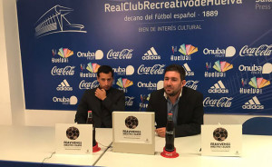 Ángel López -izquierda-, ya nuevo primer entrenador del Recre, junto a Jesús Pulido, portavoz del consejo de administración del club. / Foto: G. B.