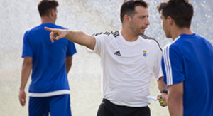 Ángel López, entrenador del Recre, espera solventar con un triunfo el primer partido del año / Foto: Manu López/Albiazules.