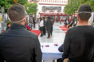 La Plaza Virgen del Rocío de la localidad ha albergado, a partir de las 17.30 horas, un ‘Banquete del amor violento’.