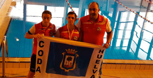 María Leandro, Fernando Delgado y el técnico del club, Pepe Griñón, tras finalizar la actuación de los deportistas onubenses en París.