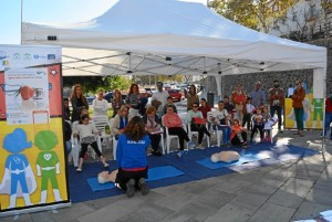 Un momento de la acción de concienciación 'Los vecinos de Huelva aprenden a salvar vidas’.