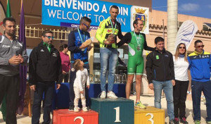 Miguel Ángel Contreras, en el podio con su trofeo y medalla.