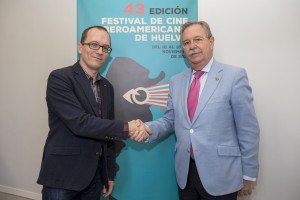 El director del centro comercial, Andrés Fuentes López, y el director del certamen, Manuel H. Martín, firman un convenio de colaboración.