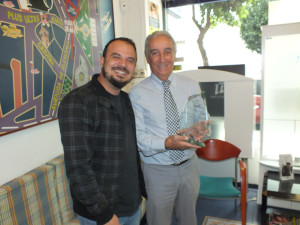 Adrián Pérez ha recibido de manos de Cristóbal Guerrero el Premio 'Visión Estelar'.