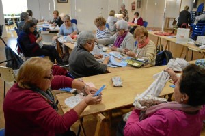 Unas 25 mujeres de la Asociación de Mayores de Punta Umbría participaron ayer en un taller de confección de gorros oncológicos para niños.