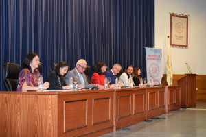 El Aula de la Experiencia de la Universidad de Huelva es un programa que tiene como objetivo integrar a las personas mayores en la vida universitaria,