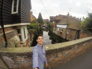 visitando los canales que recorren la ciudad de Canterbury.