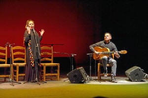 Macarena de la Torre, acompañada a la guitarra por Chico Gallardo.