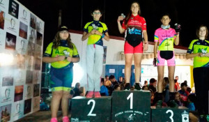 Uno de los podios de la prueba ciclista celebrada en Hinojos.