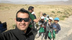 El Rally tiene un marcado carácter solidario. En la imagen, repartiendo entre los niños material donad por el CSIF.