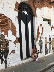 Anima a los onubenses a disfrutar una experiencia en el extranjero. En la imagen, en San Juan, Puerto Rico, durante un viaje que realizó durante sus vacaciones en el Instituto Cervantes.