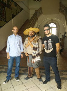 Tradicional revolucionario nos da la bienvenida al viejo ayuntamiento.