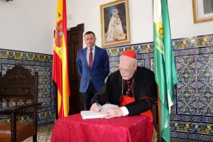 El cardenal Amigo firmó en el libro de honor del Ayuntamiento de Cortegana.