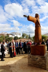 Momento de la bendición del monumento.