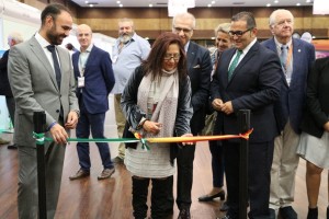 Corte de cinta en la inauguración del congreso, por parte de la alcaldesa de Punta Umbría.