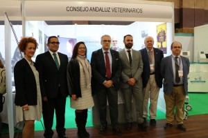 Las autoridades en el stand del Colegio Andaluz de Veterinarios.