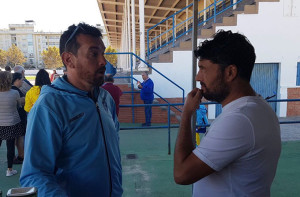 Los técnicos del Isla, Francis Acosta, y del Atlético Algabeño, Diego Tristán, conversan tras el partido. / Foto: @islacristinafc.